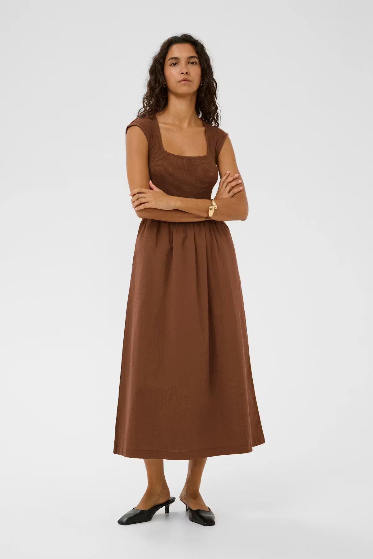 SOAKED IN LUXURY | Robe midi sans manches 'Simone' | Cappuccino
