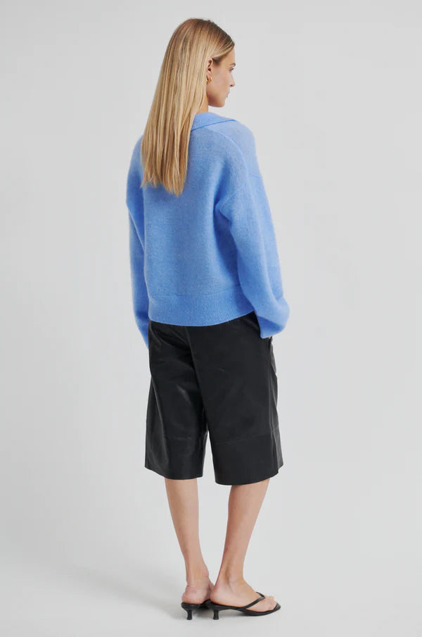 SECOND FEMALE | Pull 'Bruuk' | Bleu