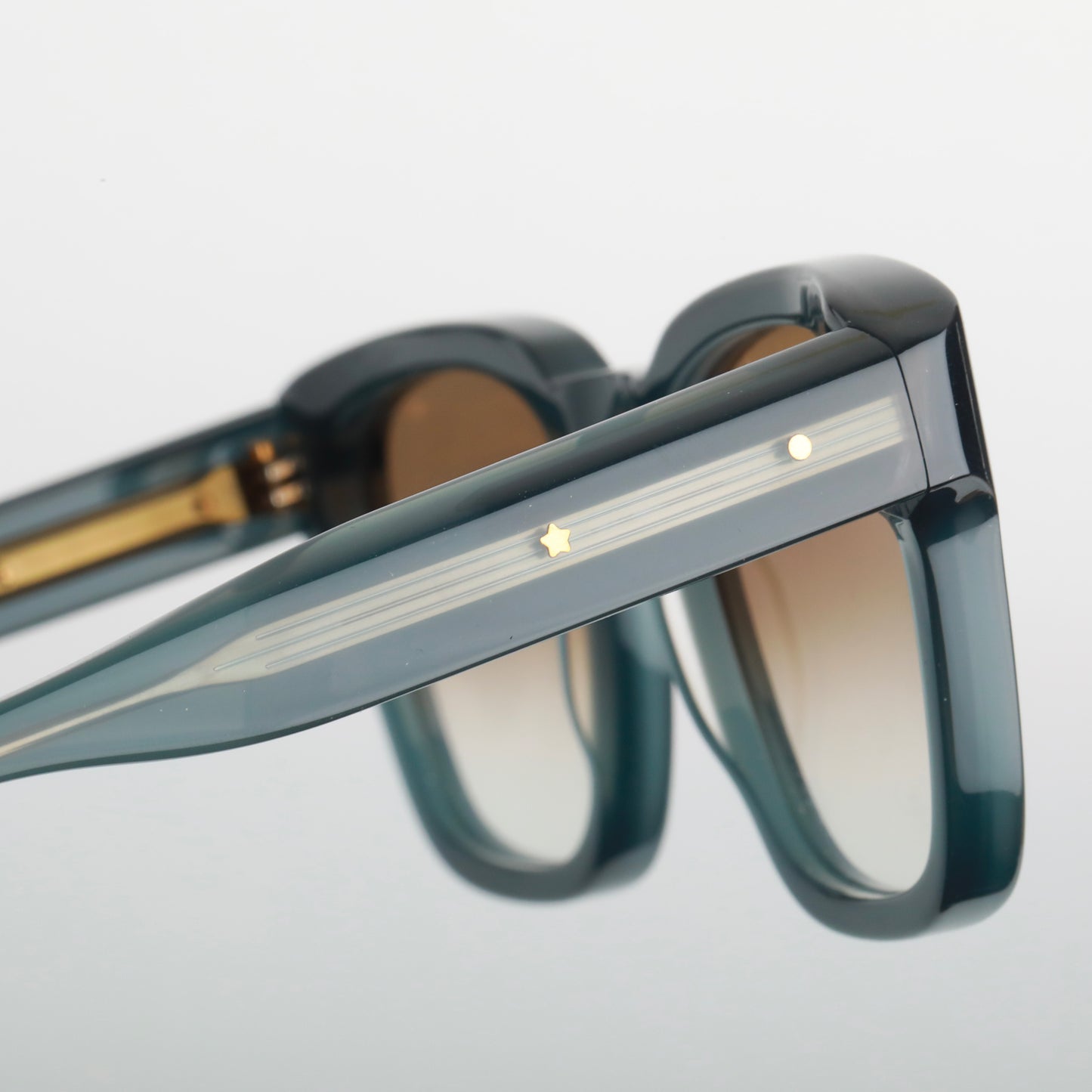 Steve McQueen Eyewear | Les lunettes de soleil ''BEECH GROVE'' - BLEU LAIT