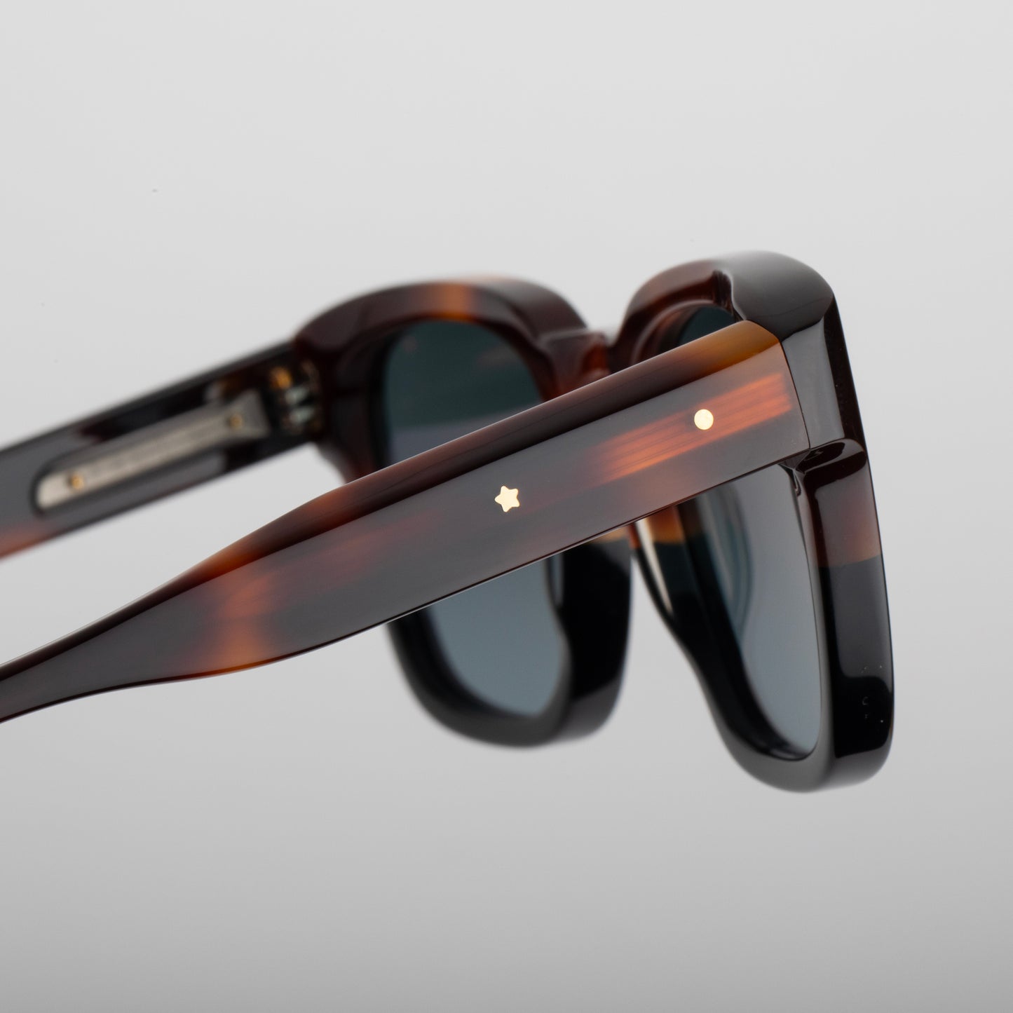 Steve McQueen Eyewear | Les lunettes de soleil ''BEECH GROVE'' - Tortue dégradée à noir