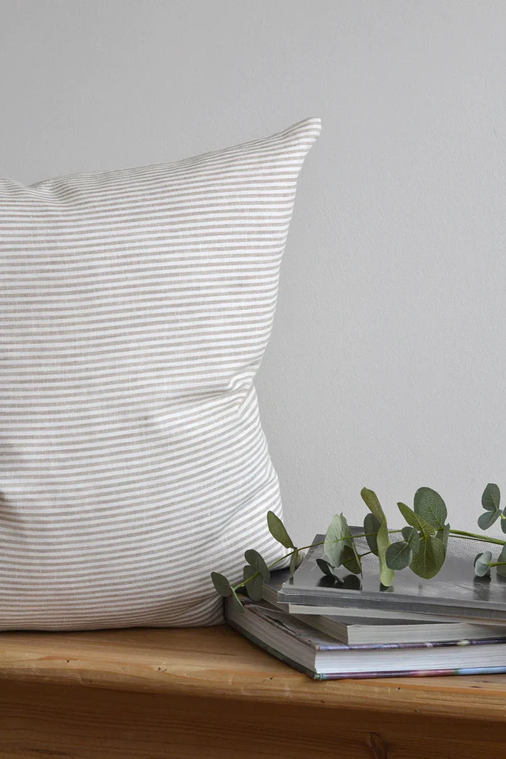 Linen Way | Coussin Austin - Blanc avec fines rayures naturelles