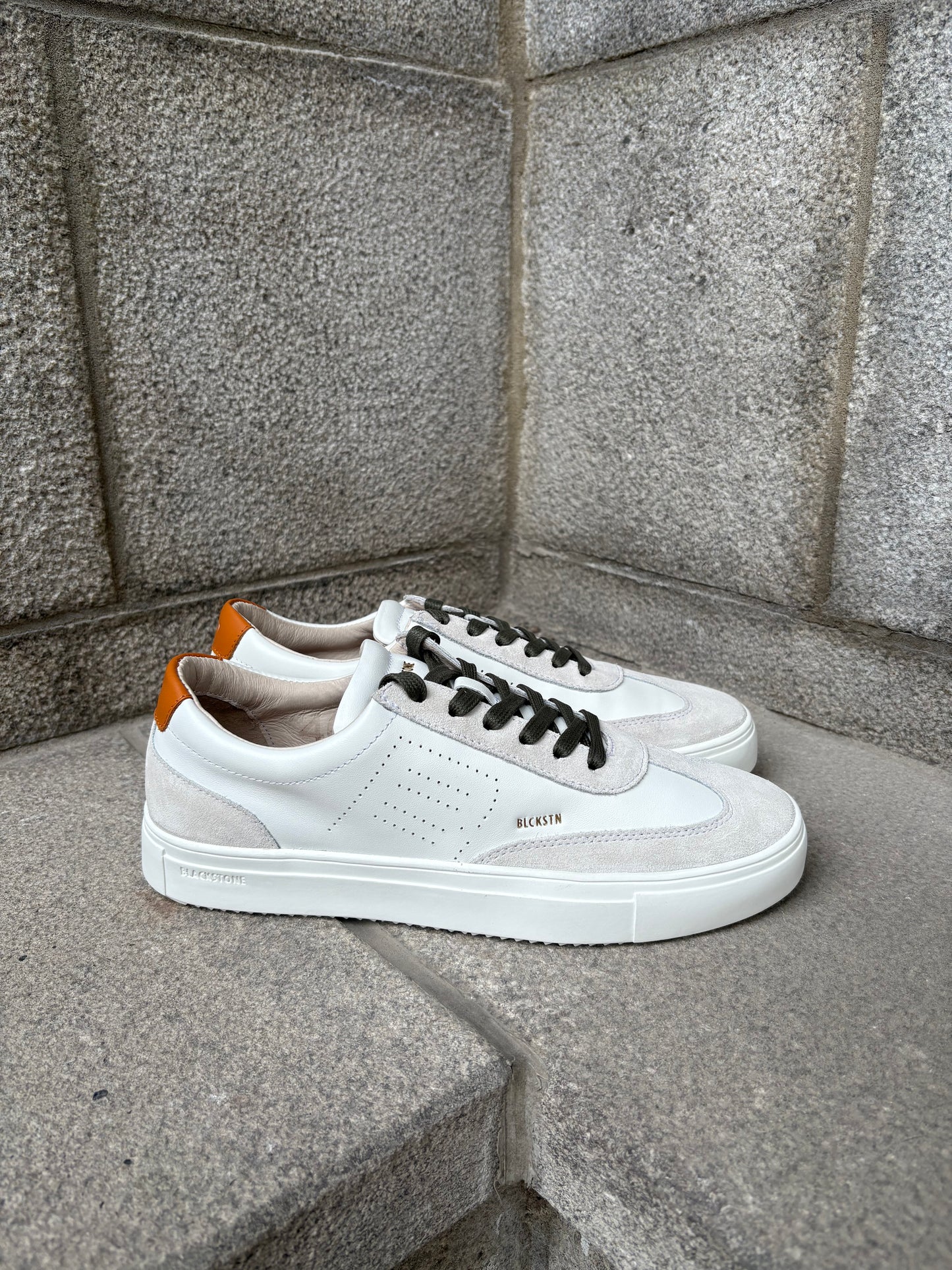 BLACKSTONE | Baskets "Slate Harper Perf" - Blanc/Orange