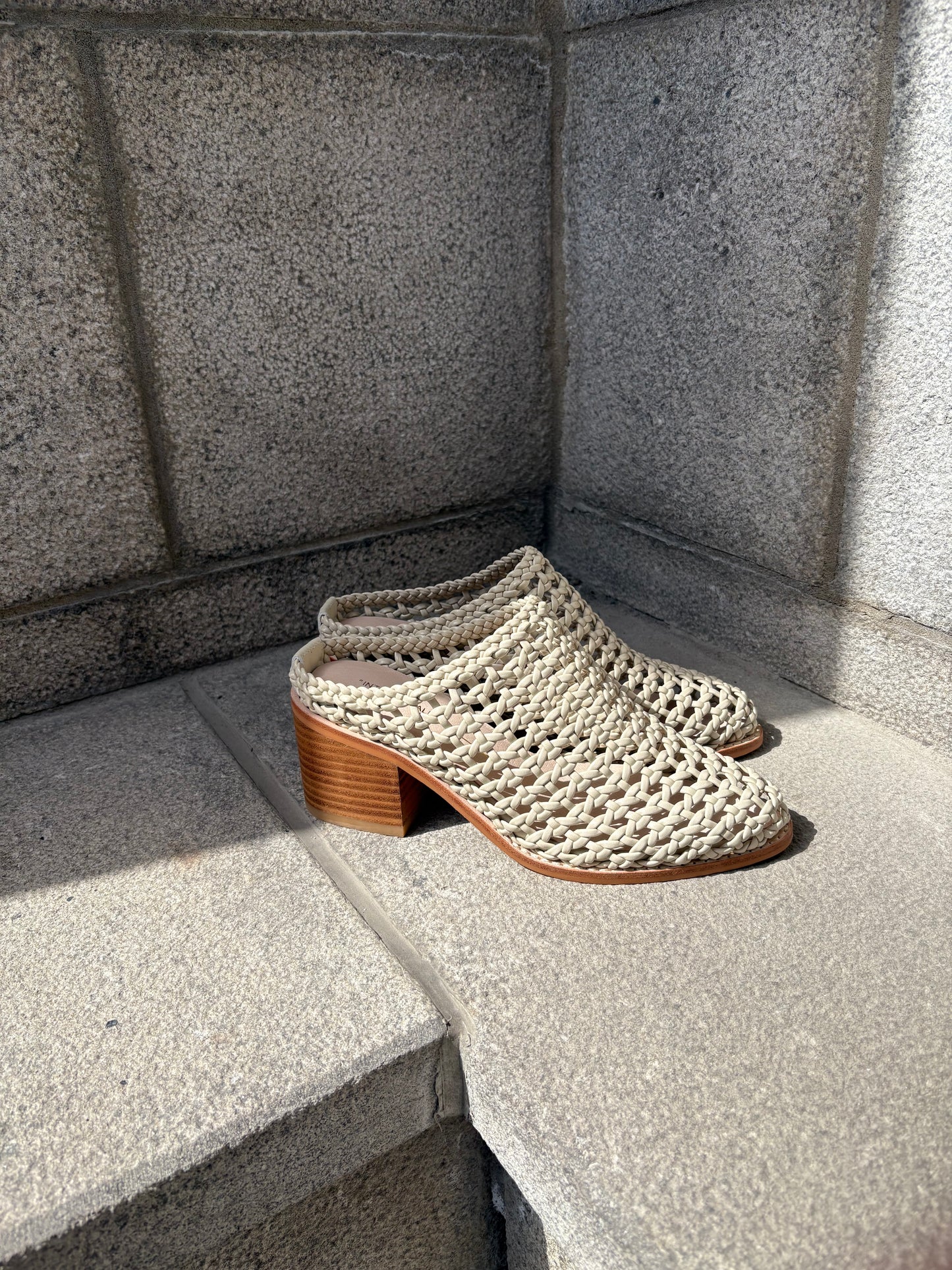 "INTENTIONALLY | Mules "CAPS" - Beige