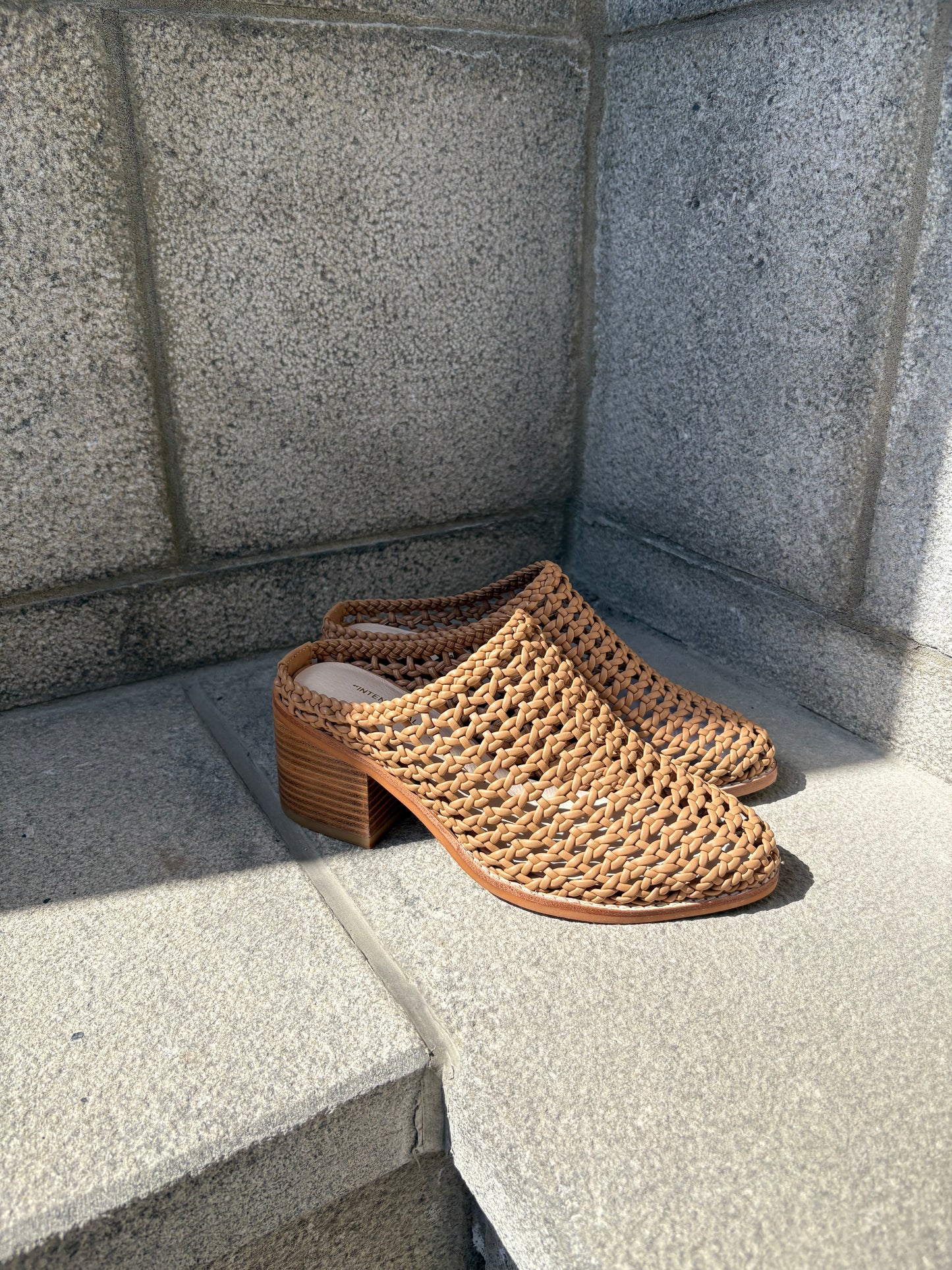 "INTENTIONALLY | Mules "CAPS" - Camel