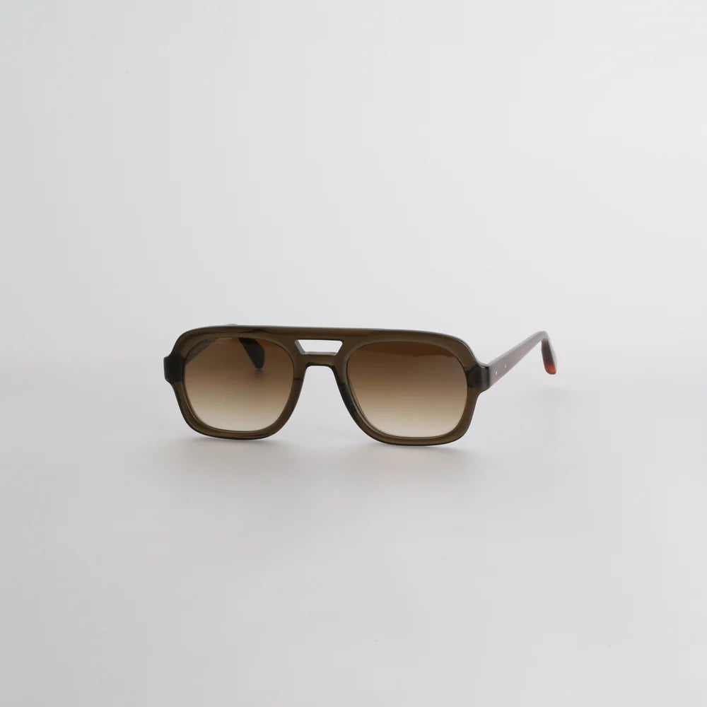 Steve McQueen Eyewear | Les lunettes de soleil ''LIMITS'' | Monture kaki cristal et branches écaille 051