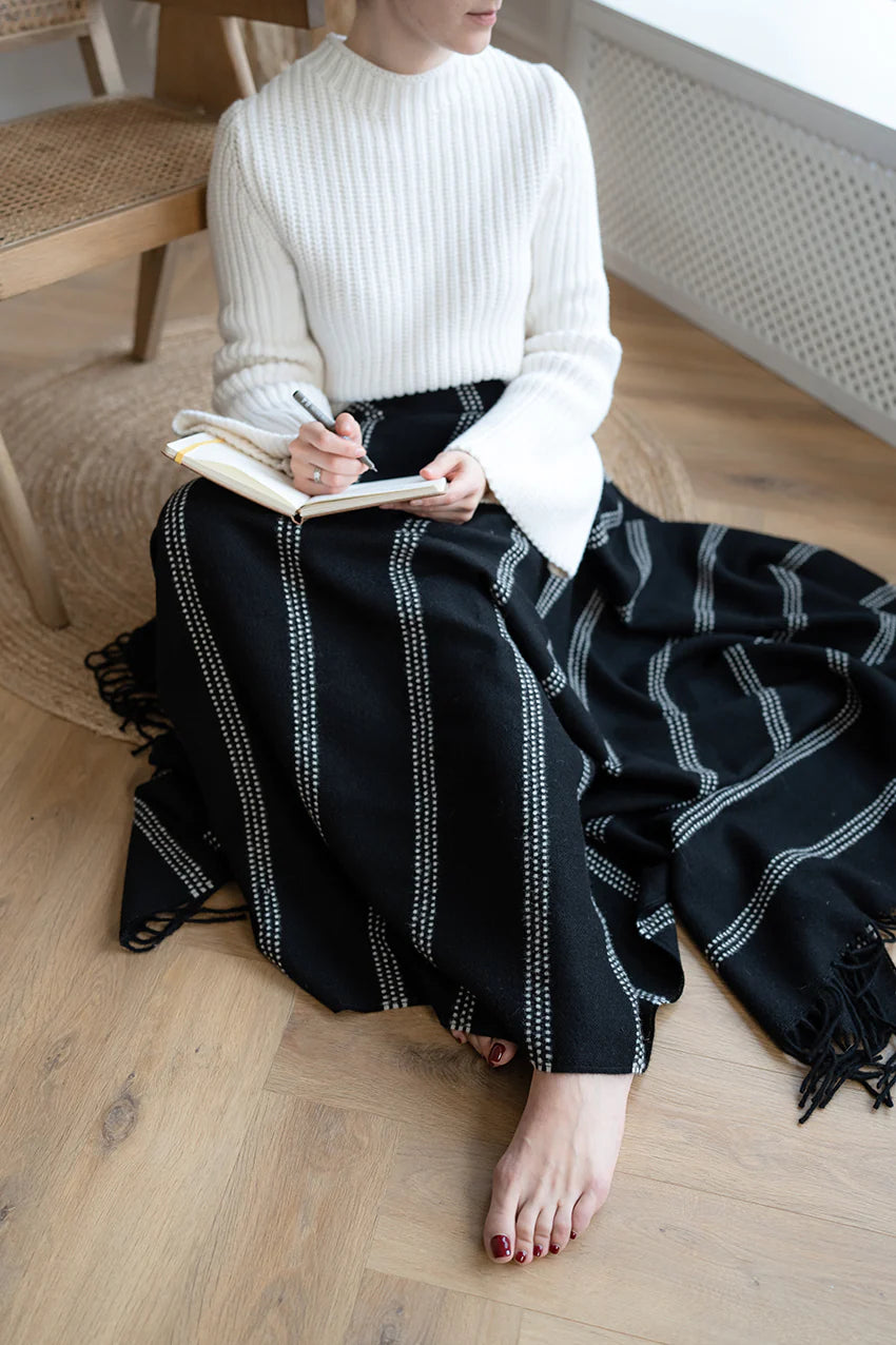 Linen Way | La jeté « Treble » bébé alpaga - Gris ombre avec rayures à pois gris
