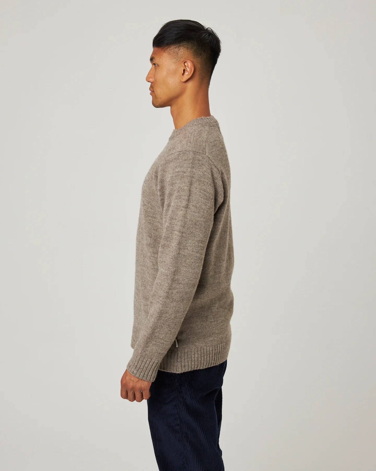 Peregrine | Le pull à col rond ''Makers Stitch'' - Couleur chêne