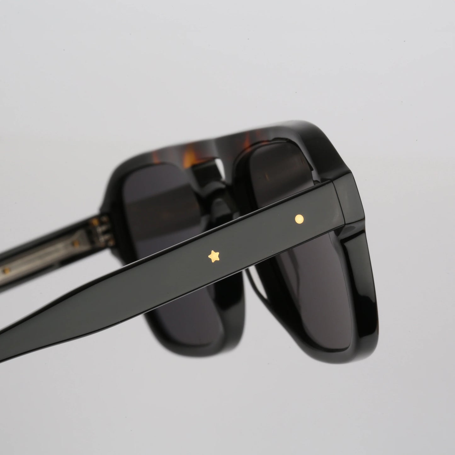 Steve McQueen Eyewear | Les lunettes de soleil ''SEDUCER'' | Barre avant noire et écaille 124
