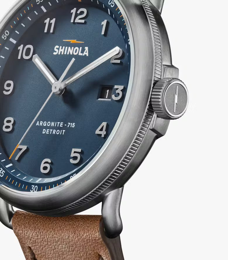 SHINOLA - La montre Canfield modèle C56 43mm - Tan britannique / Bleu
