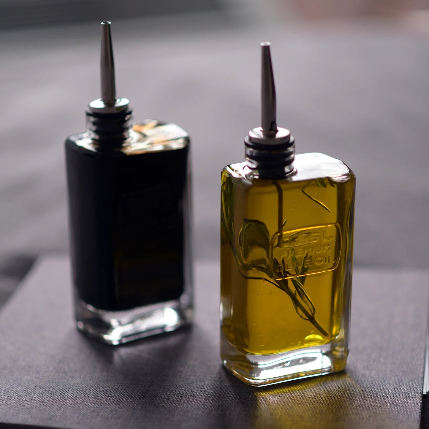 Luigi Bormioli - Optima 8.5 oz bouteille d'huile d'olive avec bec verseur en silicone / acier inoxydable (1 pièce)