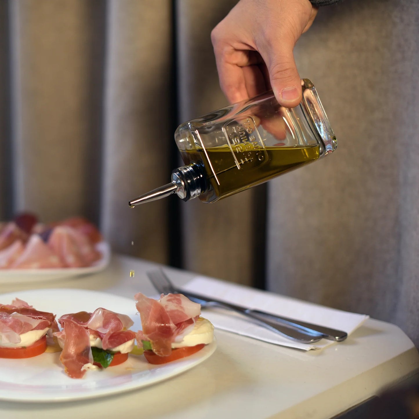 Luigi Bormioli - Optima 8.5 oz bouteille d'huile d'olive avec bec verseur en silicone / acier inoxydable (1 pièce)