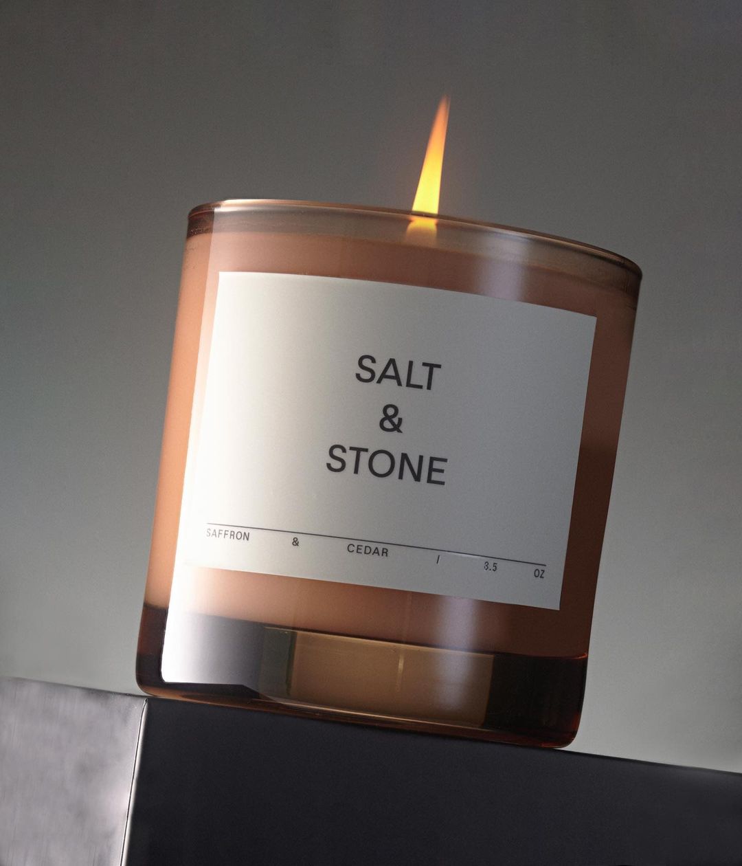 Salt & Stone - La bougie parfumée safran et cèdre