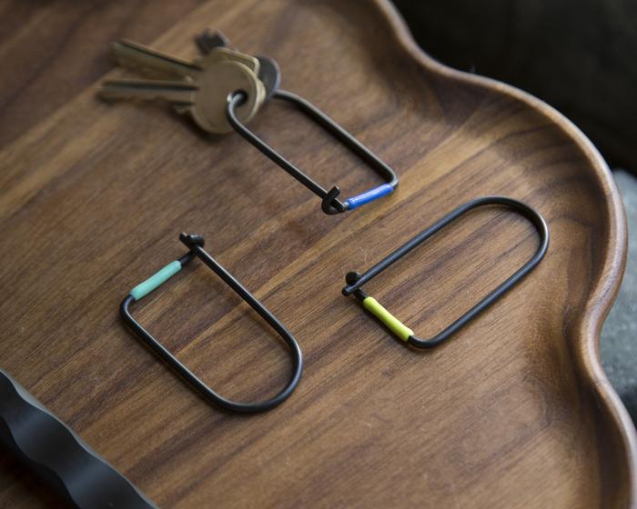 Wilson keyring in BLACK PVD FINISH STEEL with enamel band