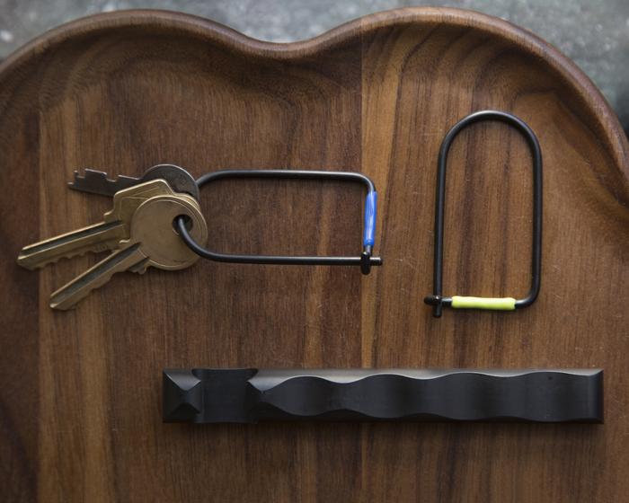 Wilson keyring in BLACK PVD FINISH STEEL with enamel band