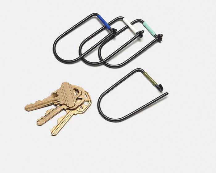 Wilson keyring in BLACK PVD FINISH STEEL with enamel band