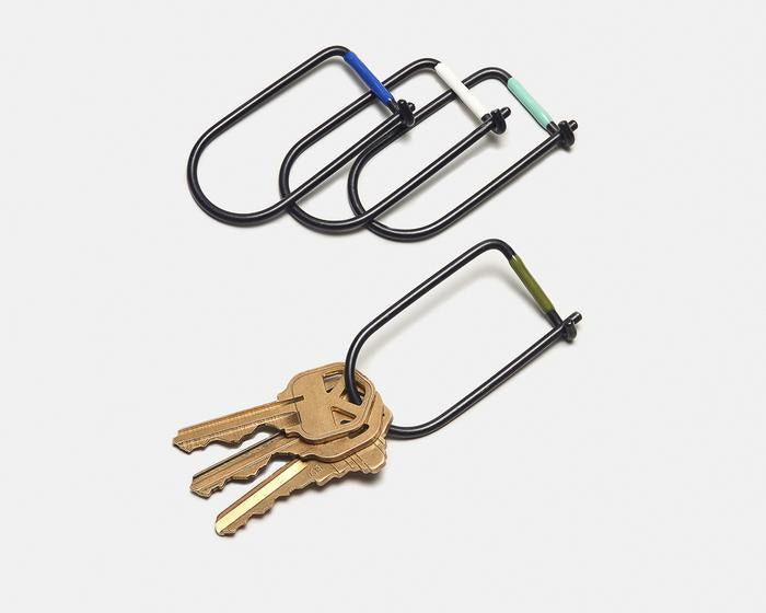 Wilson keyring in BLACK PVD FINISH STEEL with enamel band