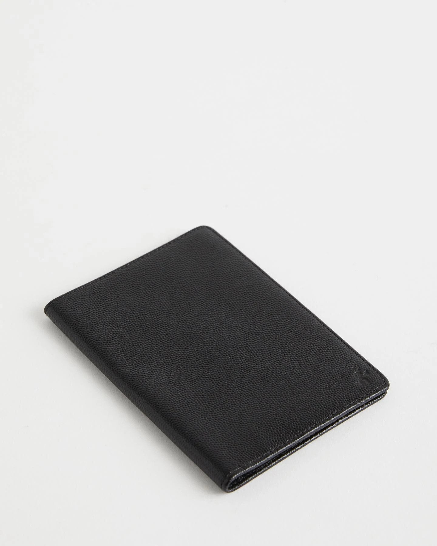 WANT Les Essentiels - PEARSON CAVIAR LEATHER PASSPORT CASE - Black