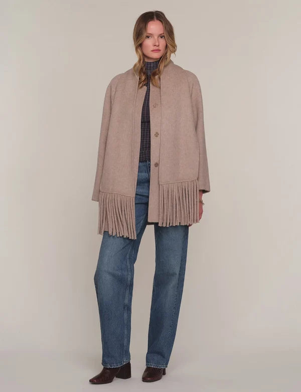 Heartloom | Le manteau Luka avec écharpe à franges  | Beige