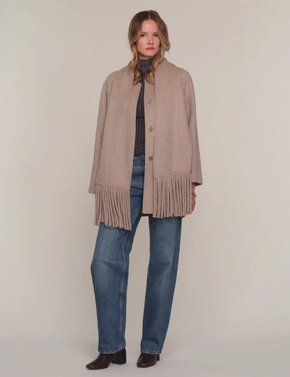 Heartloom | Le manteau Luka avec écharpe à franges  | Beige
