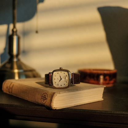 AV86 | Montre mécanique ''1954 Amalfi'' 36 mm - Or / Blanc cassé
