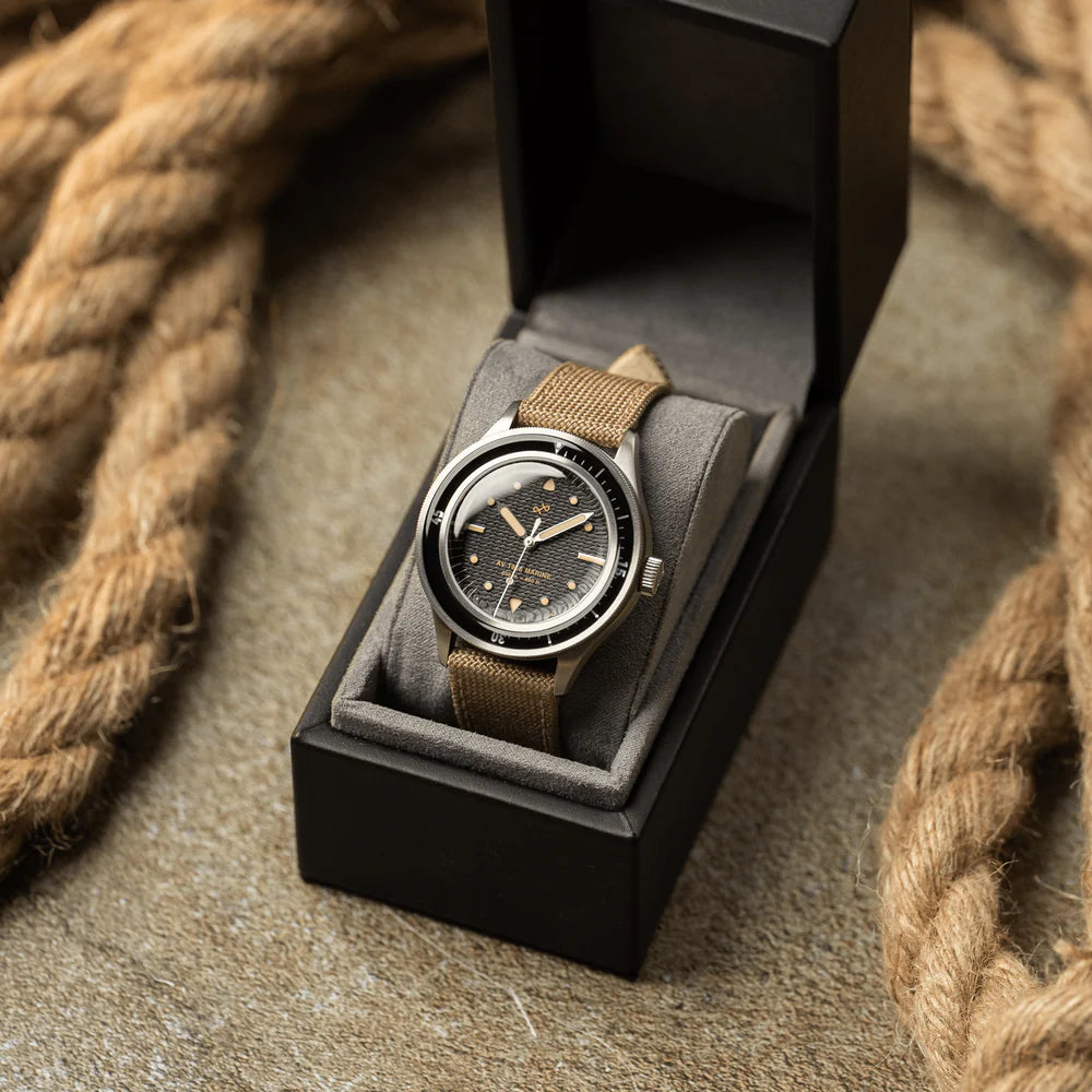 AV86 | Montre ''1956 Marine'' en acier de 41 mm | Acier / Noir
