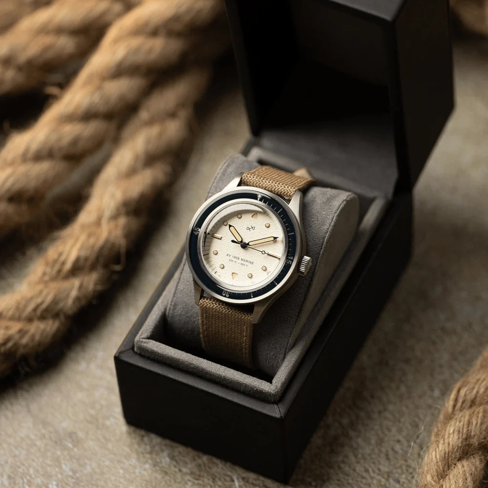 AV86 | Montre ''1956 Marine'' en acier de 41 mm | Bleu marine et blanc cassé