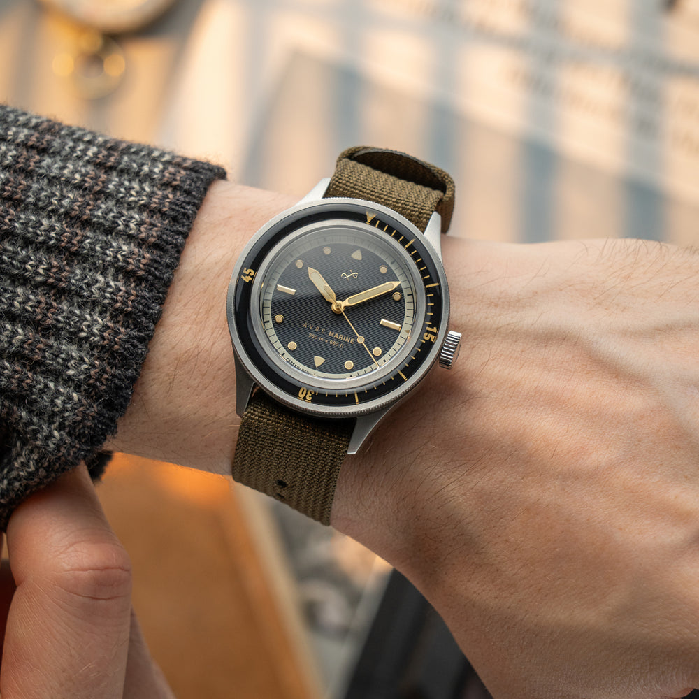 AV86 | Montre en acier ''1956 Marine'' 41 mm | Acier/Noir doré