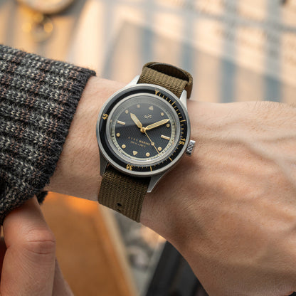 AV86 | Montre en acier ''1956 Marine'' 41 mm | Acier/Noir doré