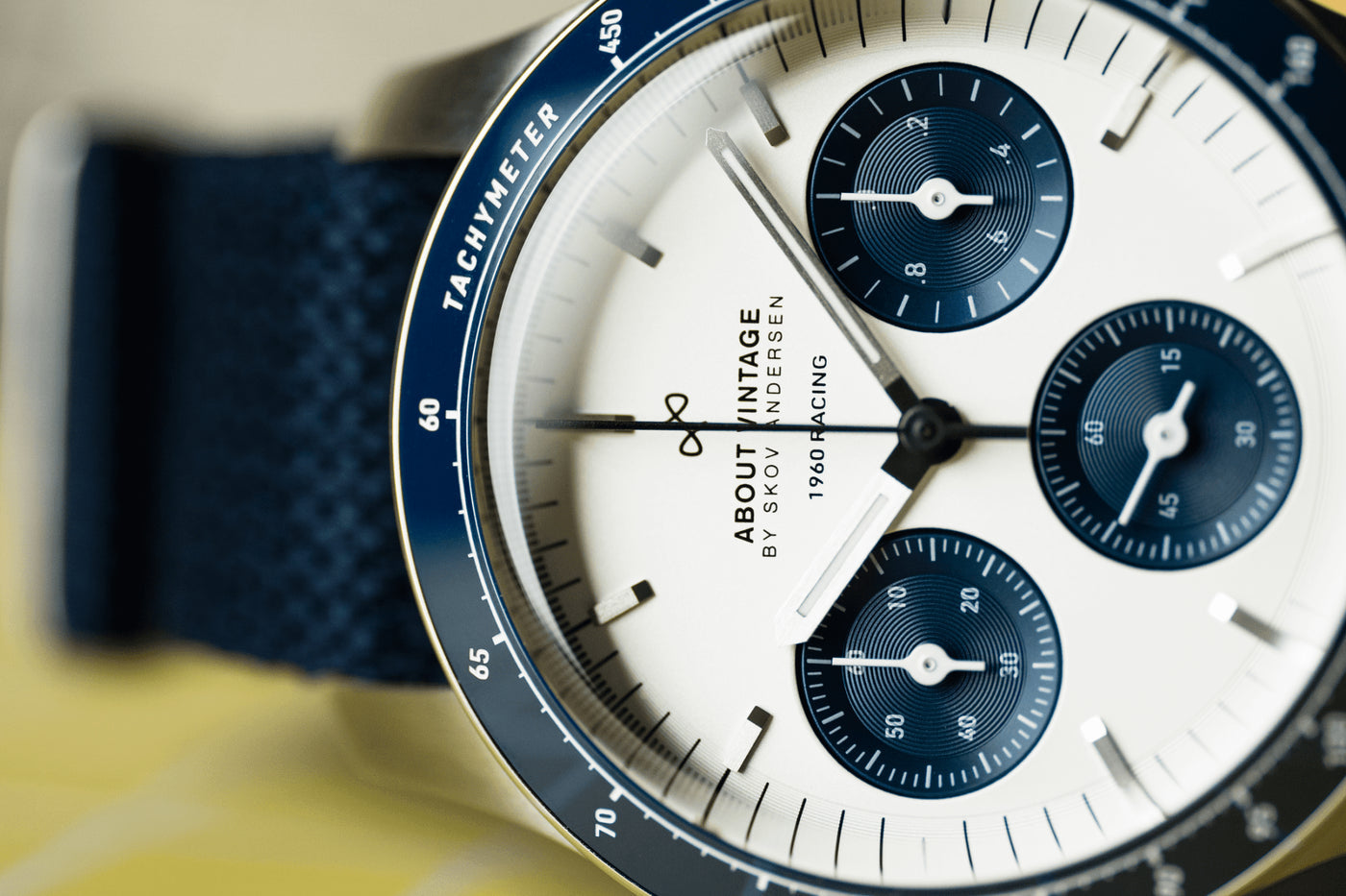 AV86 | Montre ''1960 Racing Chronograph'' 41 mm | Acier/Bleu marine - Blanc