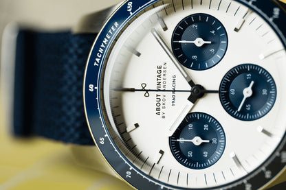 AV86 | Montre ''1960 Racing Chronograph'' 41 mm | Acier/Bleu marine - Blanc
