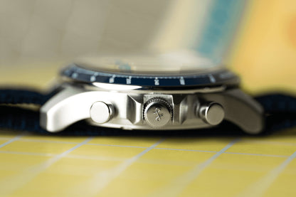 AV86 | Montre ''1960 Racing Chronograph'' 41 mm | Acier/Bleu marine - Blanc