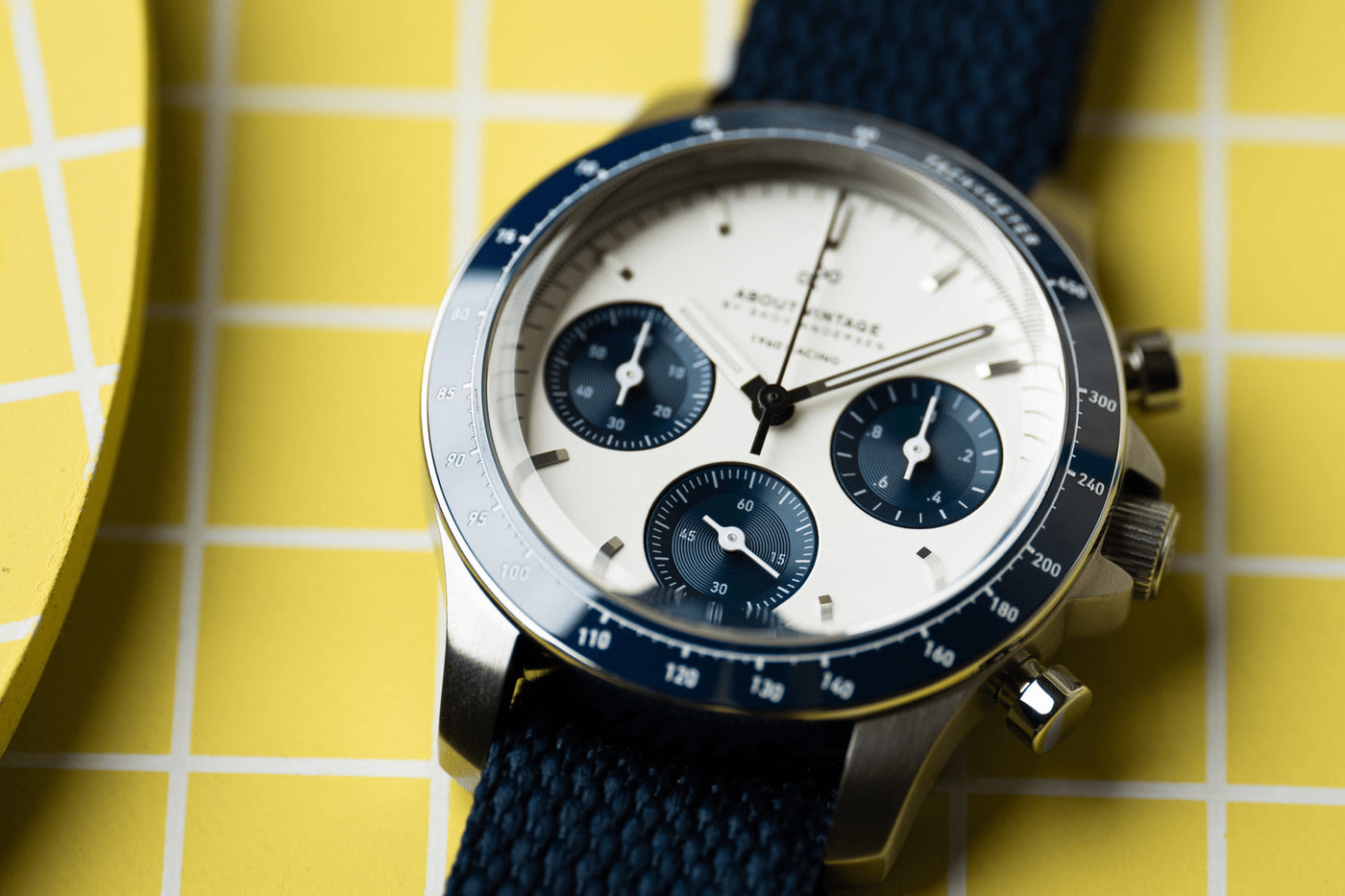 AV86 | Montre ''1960 Racing Chronograph'' 41 mm | Acier/Bleu marine - Blanc