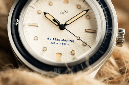 AV86 | Montre ''1956 Marine'' en acier de 41 mm | Bleu marine et blanc cassé