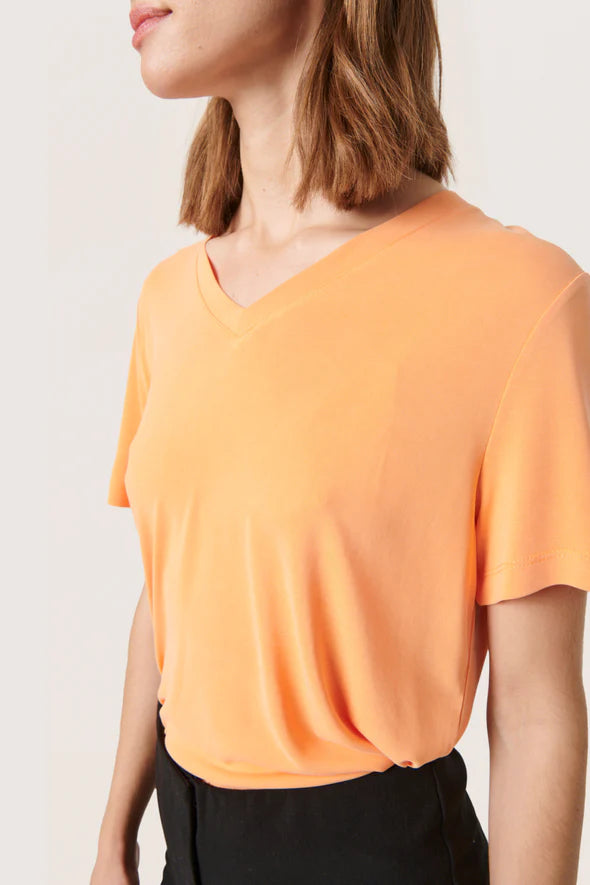 SOAKED IN LUXURY | T-Shirt col V "COLUMBINE" - Orange