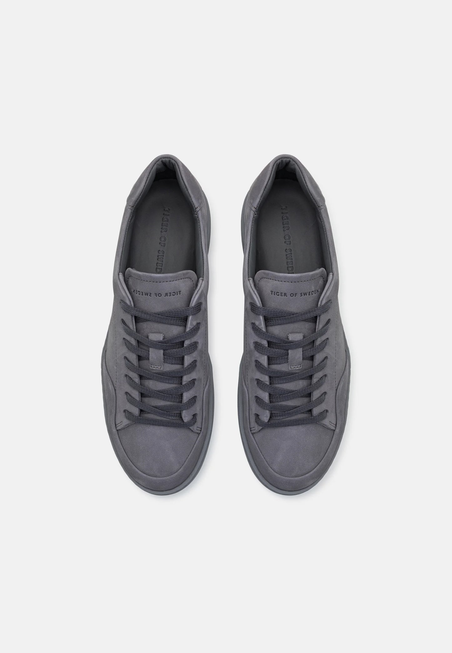 Tiger of Sweden | Baskets en daim « Sinny » - Charbon