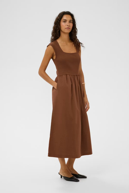 SOAKED IN LUXURY | Robe midi sans manches 'Simone' | Cappuccino