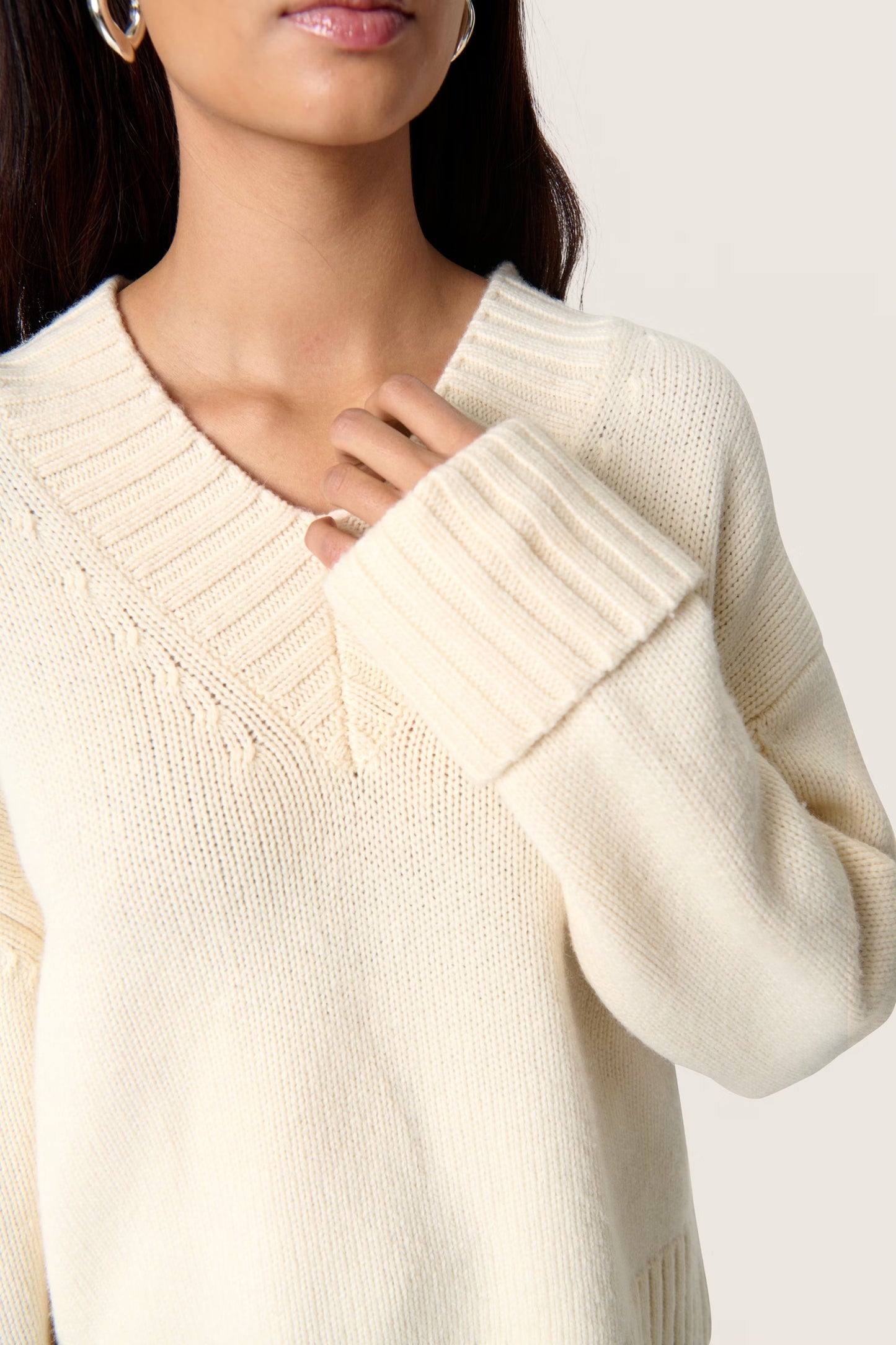 SOAKED IN LUXURY | Pull col en V "Moline " - Blanc