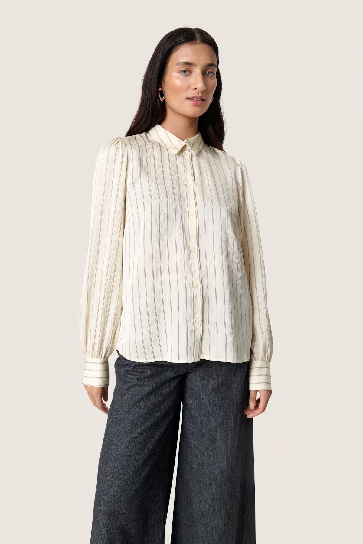 SOAKED IN LUXURY | Chemise manche courte "Loanna Paris rayée" - Crème à rayures noires