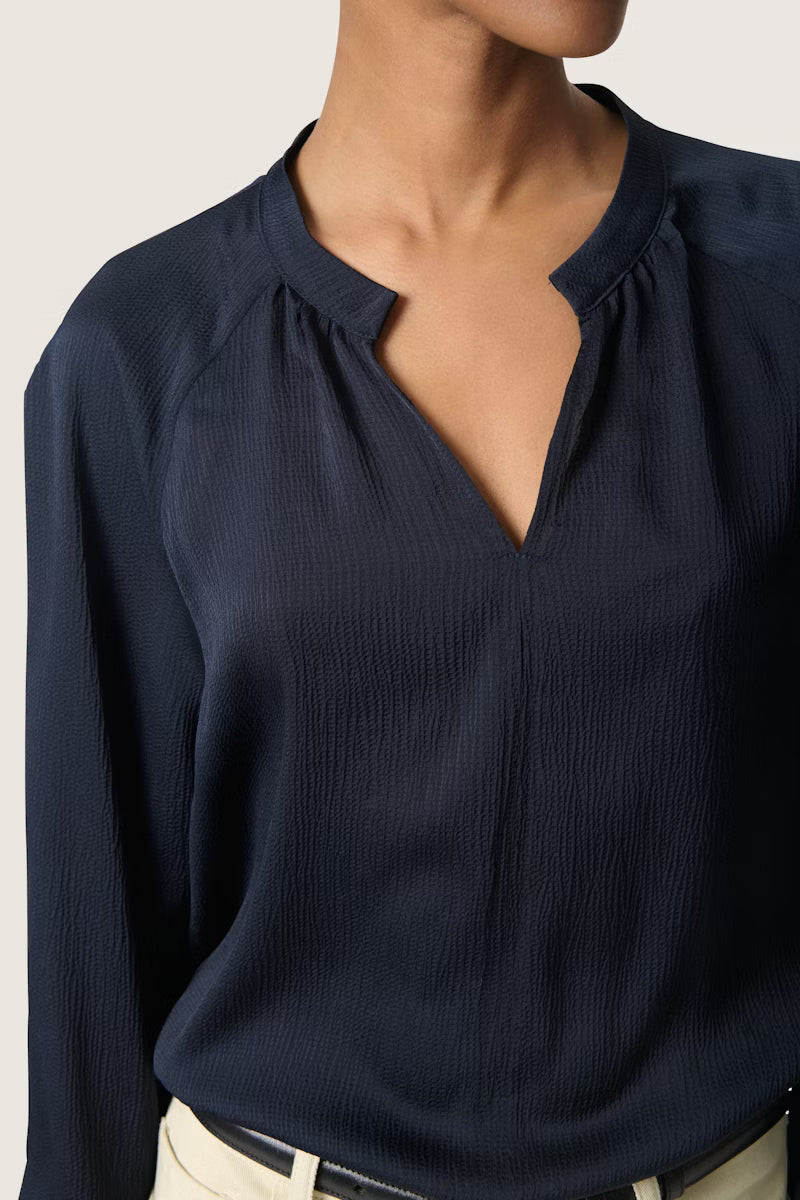 SOAKED IN LUXURY | Chemise "SLIoana" - Marine
