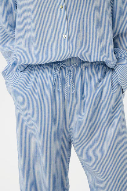 SOAKED IN LUXURY | Pantalons 'Aria'| Bleu/ blanc
