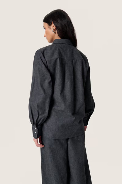 SOAKED IN LUXURY | La chemise ''Kesja'' à nouer sur le côté - Rayures denim noir