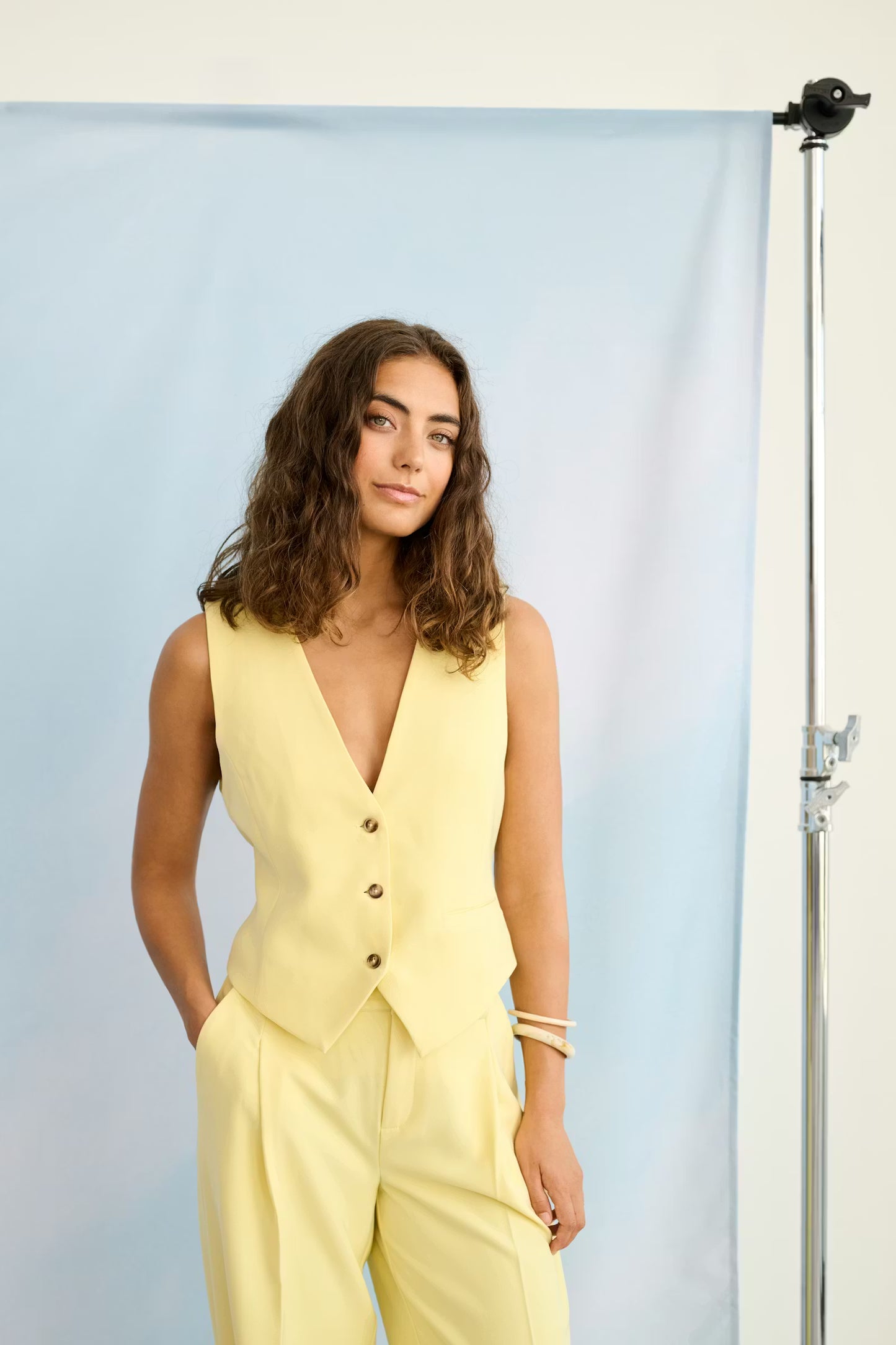 CULTURE | Le gilet 'Nalina'  |  Jaune
