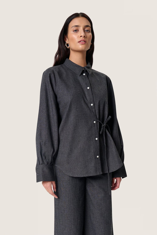 SOAKED IN LUXURY | La chemise ''Kesja'' à nouer sur le côté - Rayures denim noir