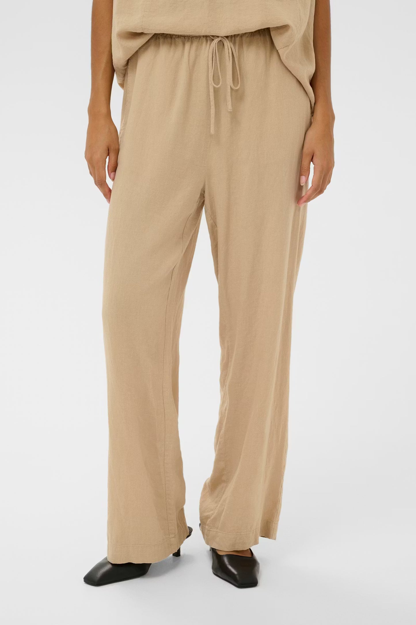 SOAKED IN LUXURY | Pantalons 'Aria'| Tan