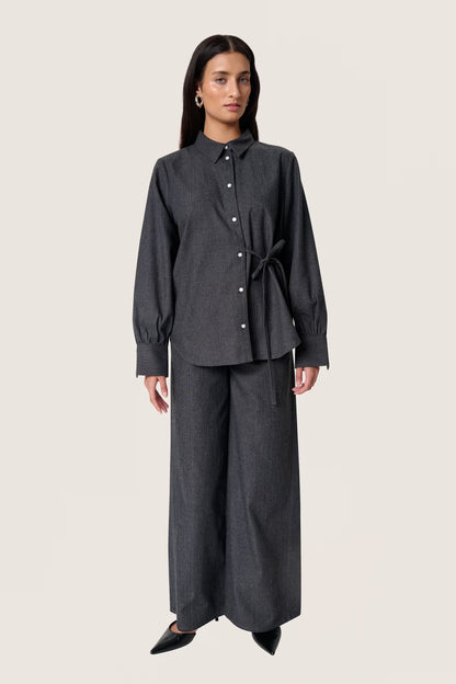 SOAKED IN LUXURY | La chemise ''Kesja'' à nouer sur le côté - Rayures denim noir