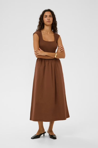 SOAKED IN LUXURY | Robe midi sans manches 'Simone' | Cappuccino