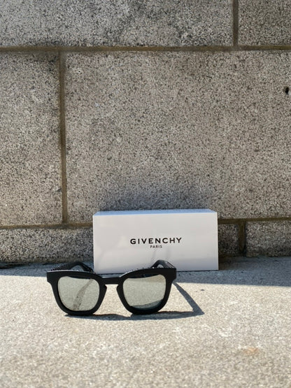 Givenchy  | Lunettes de soleil carrées cloutées- Noir mat