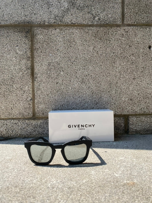 Givenchy  | Lunettes de soleil carrées cloutées- Noir mat