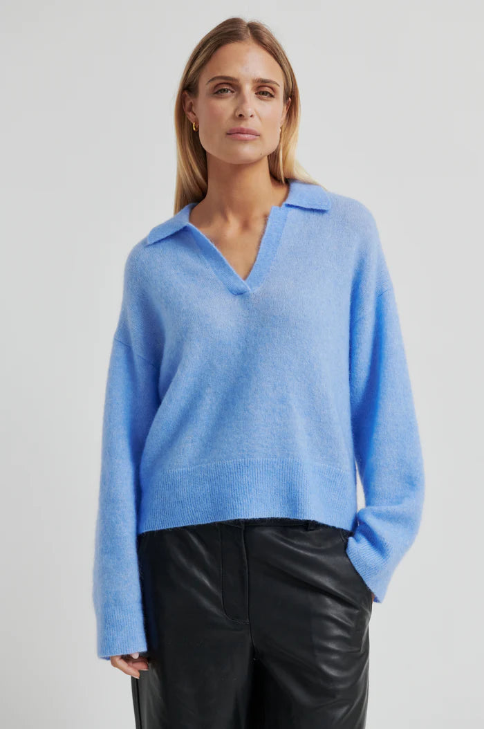 SECOND FEMALE | Pull 'Bruuk' | Bleu