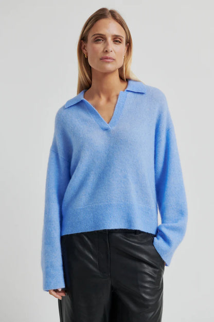 SECOND FEMALE | Pull 'Bruuk' | Bleu